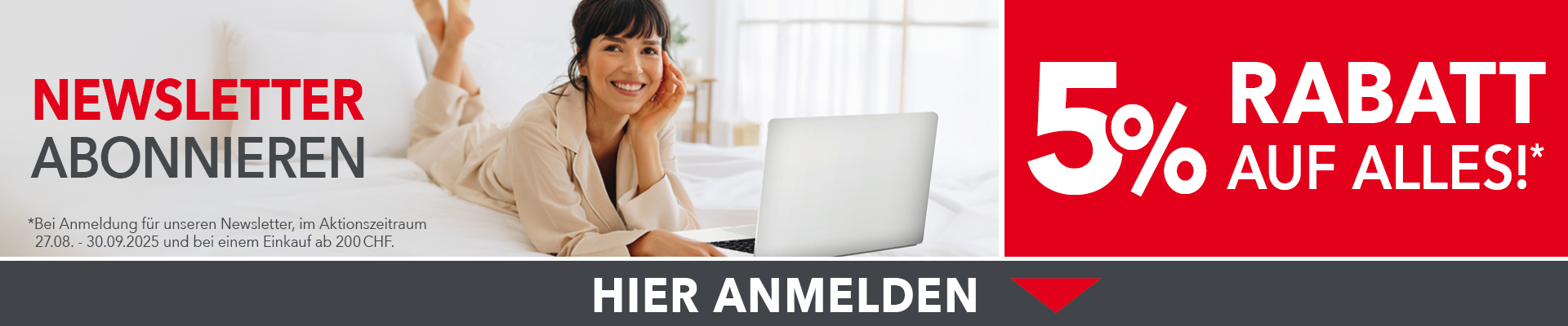 Newsletter bei Matratzen Concord abonnieren und 5 % Rabatt auf alles sichern – gültig vom 27.08. bis 30.09.2025 bei einem Einkauf ab 200 CHF. Frau lächelt entspannt mit Laptop auf dem Bett.