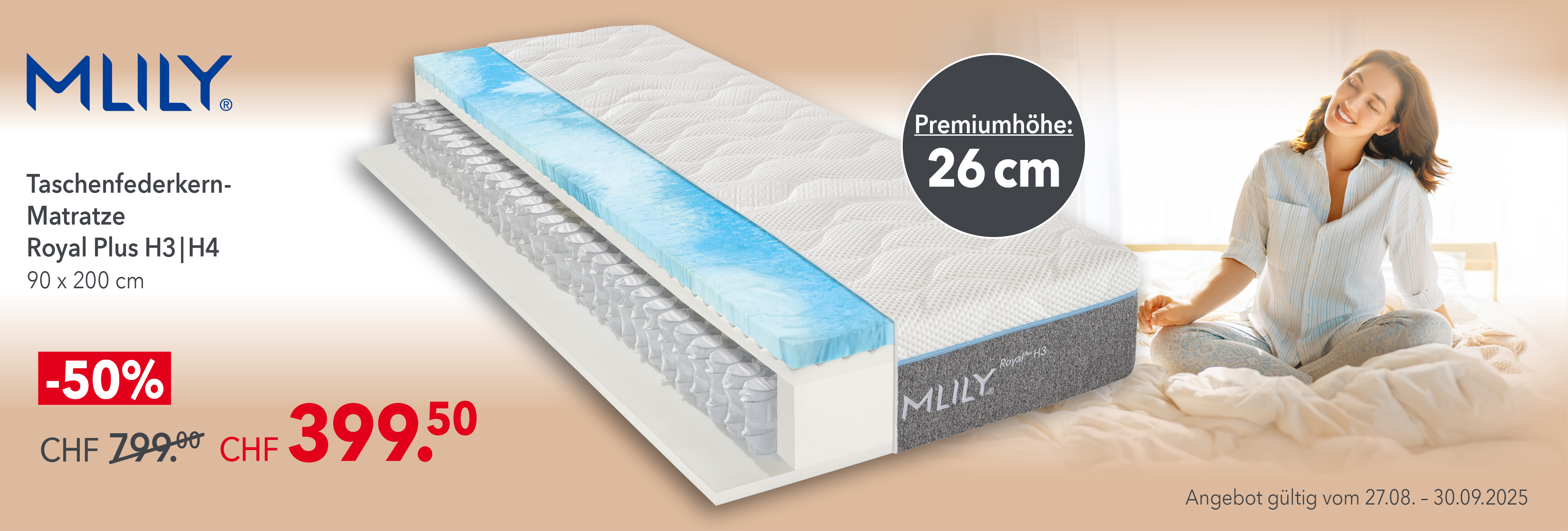 Mlily Taschenfederkern-Matratze Royal Plus H3/H4, 90x200 cm mit Premiumhöhe 26 cm – jetzt -50 % Rabatt bei Matratzen Concord. Aktionspreis CHF 399.50 statt 799, gültig vom 27.08. bis 30.09.2025. Frau sitzt entspannt auf dem Bett.