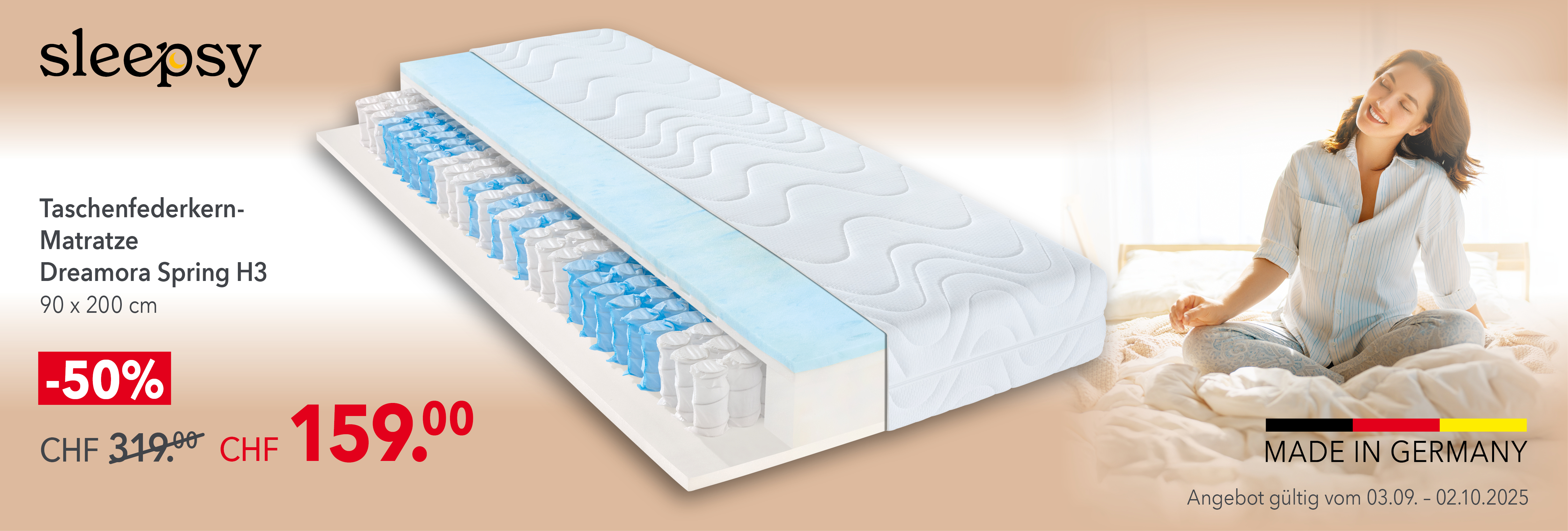 Sleepsy Taschenfederkern-Matratze Dreamora Spring H3, 90x200 cm – Made in Germany, -50 % Rabatt. Aktionspreis CHF 159 statt 319, gültig vom 03.09. bis 02.10.2025. Frau sitzt entspannt auf dem Bett.